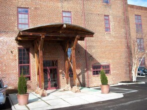 Building Photo - 815 Porter St