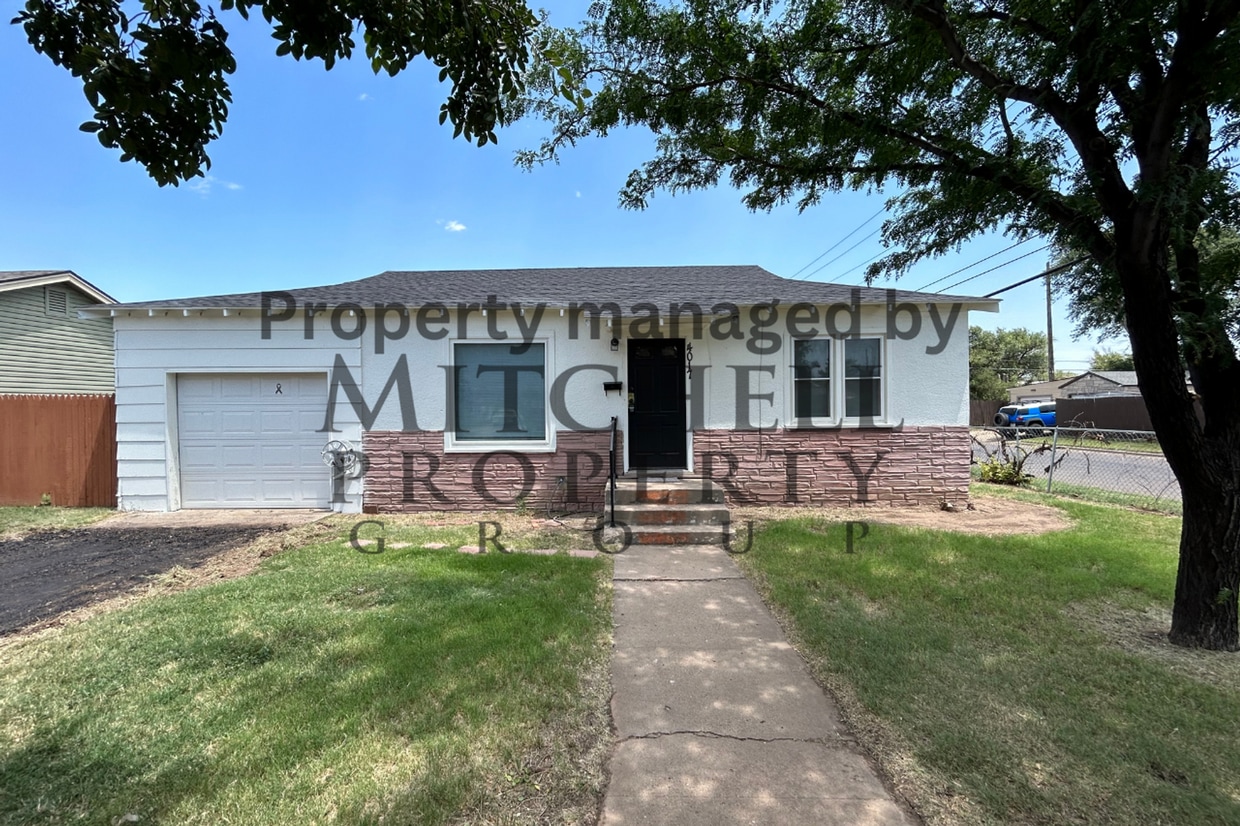 Primary Photo - Welcom to 4017 S. Hughes! 2 bedroom with a...