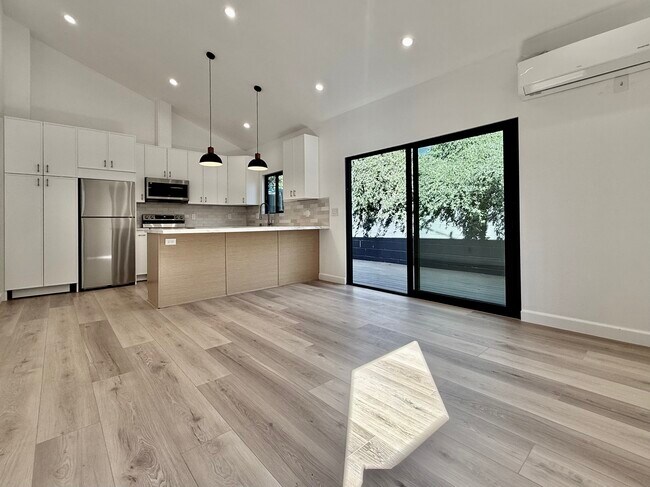 Building Photo - 619 N Vista St