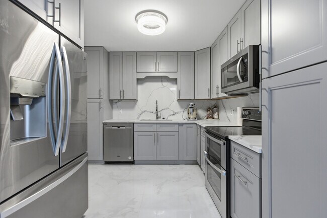 Building Photo - 2101 S Ocean Dr
