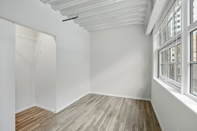 Building Photo - 53 E Lake St