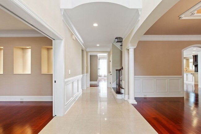 Foto del edificio - Elegant 5-Bedroom Residence with Luxurious...