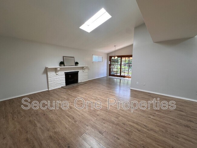 Foto del edificio - 15734 Rinaldi St