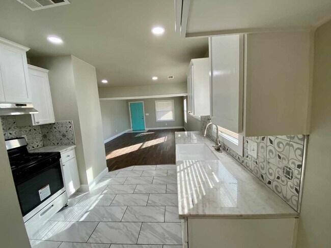 Building Photo - Completely Remodeled 2/1 near Tower District