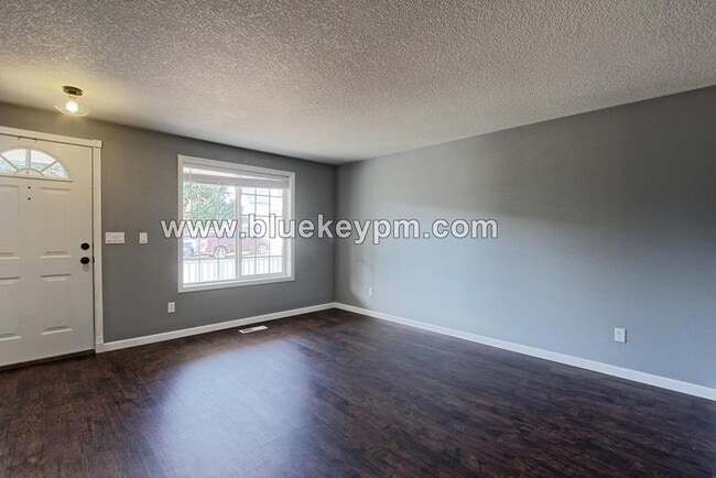 Foto del edificio - 4 Bed, 2.5 Bath Home in Cul-de-sac in Fisher's Landing East