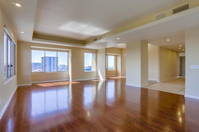 Foto del edificio - Amazing views from this gorgeous Bankers H...