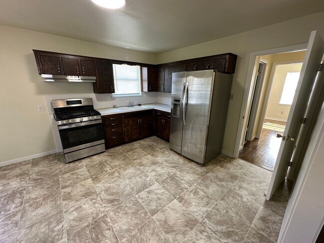 Building Photo - 511 Louise St