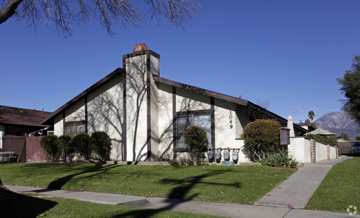 Primary Photo - 1049 E Richland