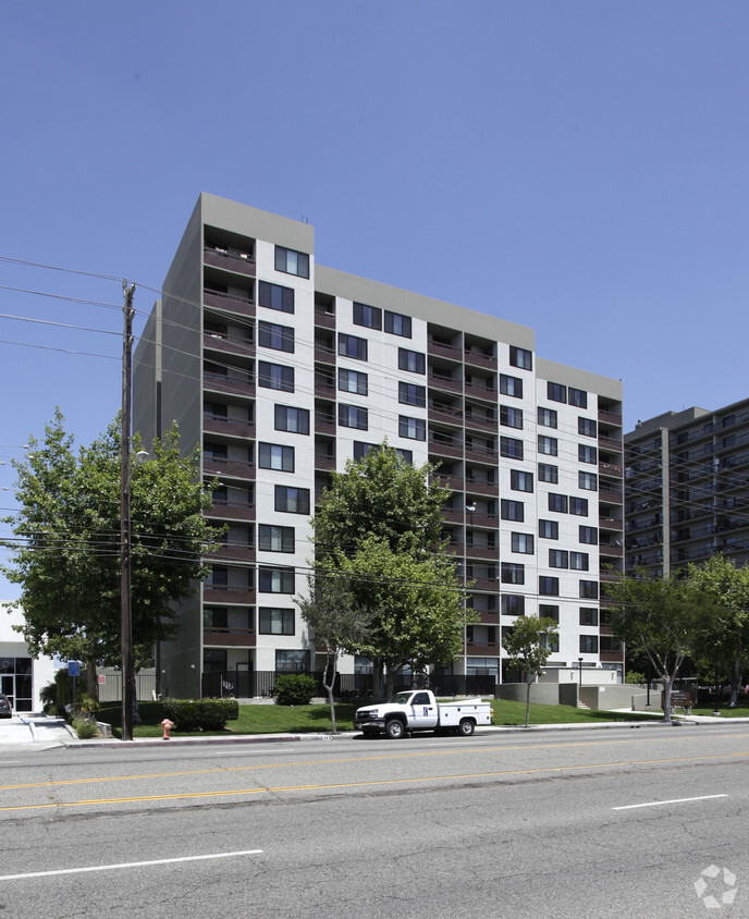 Foto del edificio - Community Garden Towers East & West