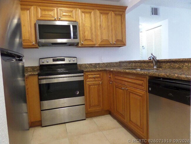 Building Photo - 1523 Lake Crystal Dr