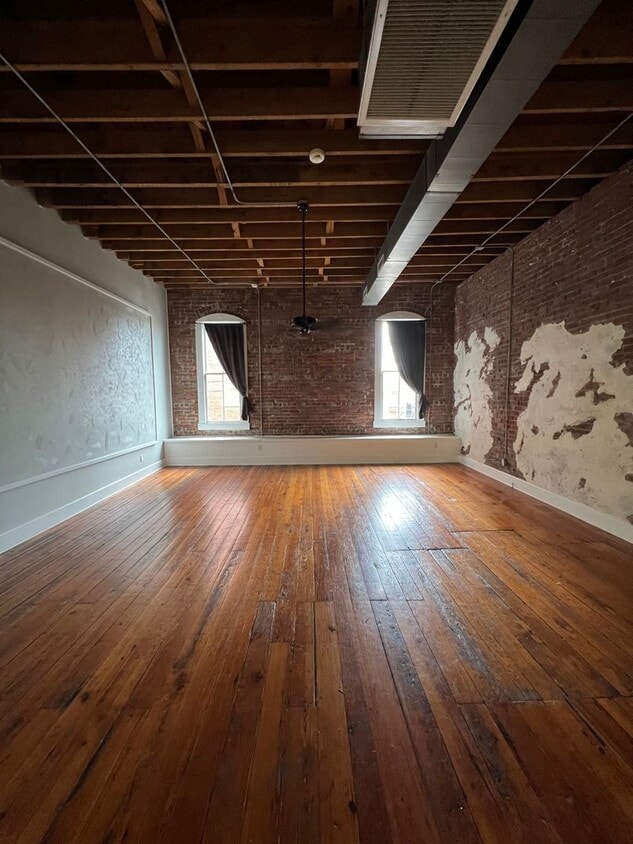 Building Photo - Studio loft in a Great downtown location