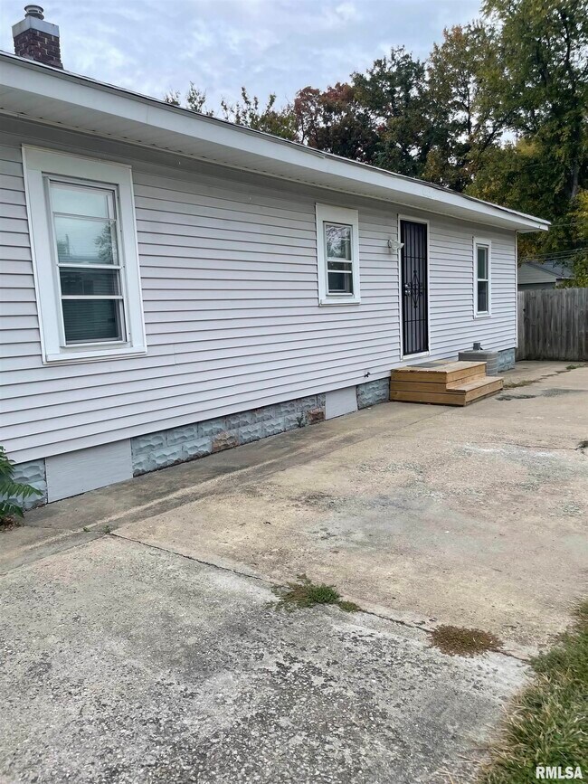 Foto del edificio - 320 N Wesley St