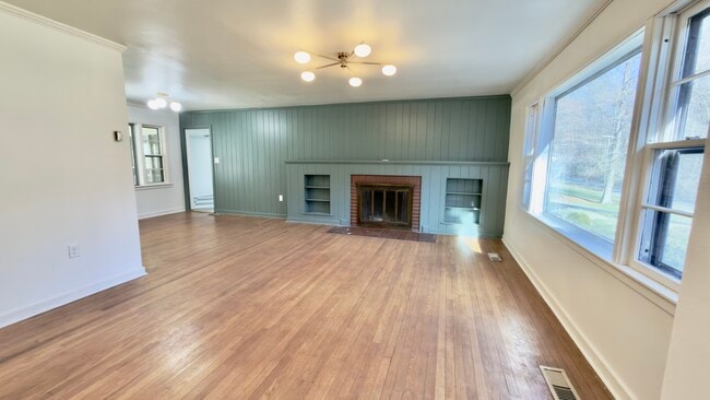 Building Photo - 3413 Montlake Dr