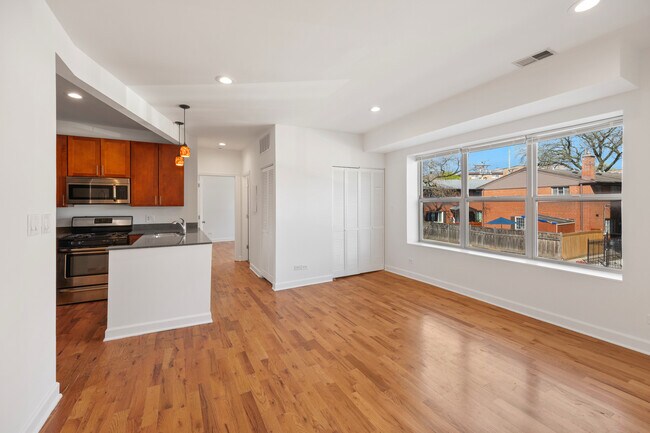 Foto del edificio - 7223 N Rogers Ave