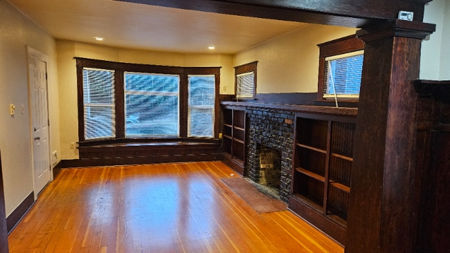 Building Photo - 805 S Ainsworth Ave