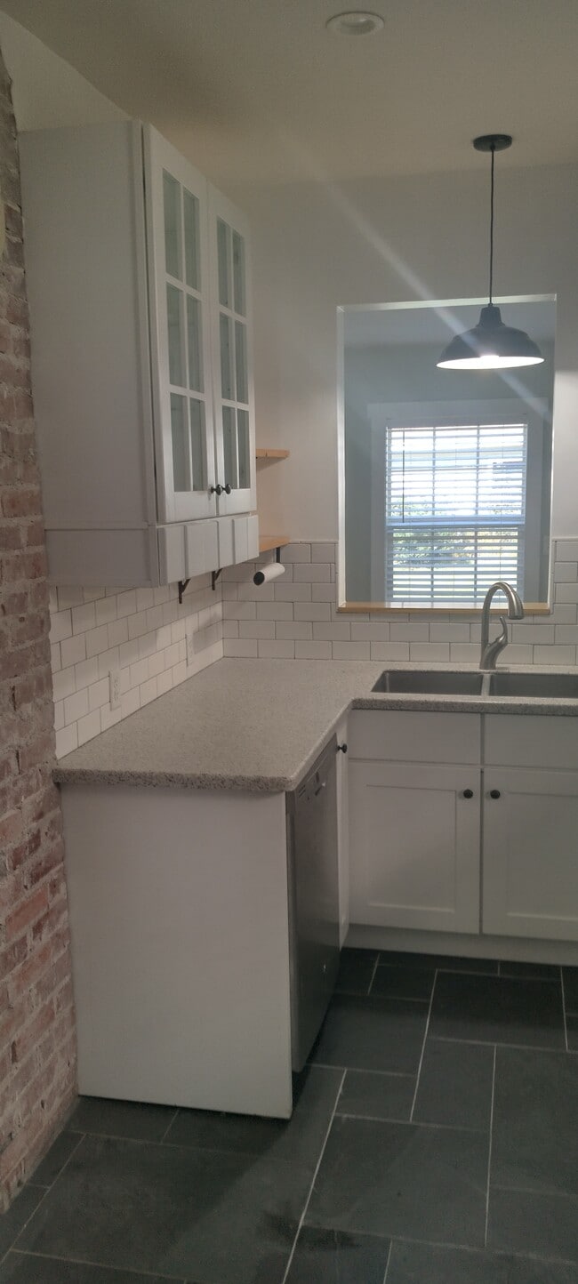 Building Photo - 454 Stafford Ave