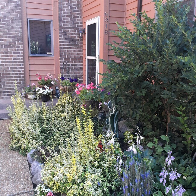 Foto del edificio - 6318 Cedar St