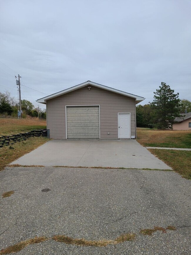 Foto del edificio - 4 BD House on large lot with 4+ car garage...