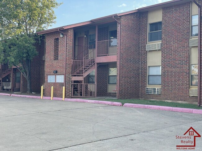 Building Photo - 1912 SW D Ave