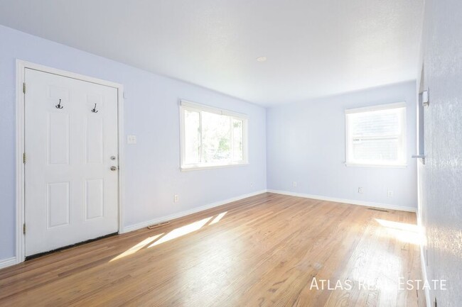 Building Photo - *Now Available** Updated & Spacious 2 Bed ...