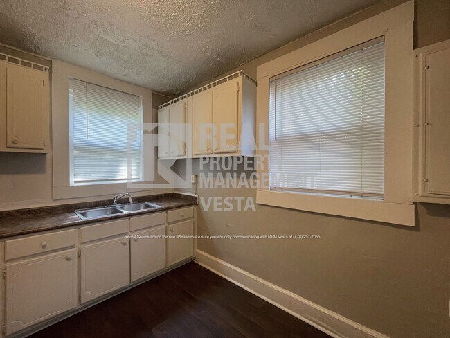 Foto del edificio - Three Bedroom Home off of Mercer Universit...