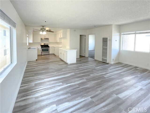 Foto del edificio - 13535 Yukon Ave