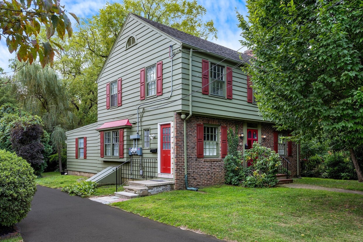 Primary Photo - 6 E Chestnut St