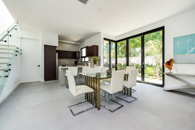 Foto del edificio - 370 N San Vicente Blvd