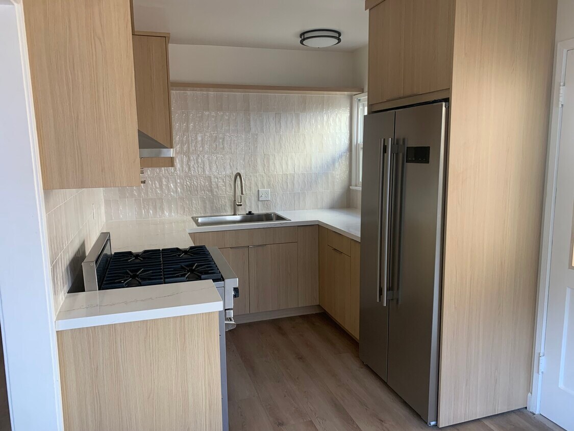 Foto principal - 11677 1/2 Magnolia Blvd