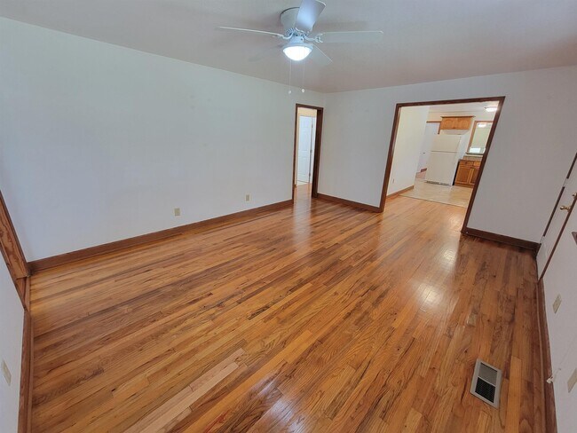 Building Photo - 1526 Highland Dr