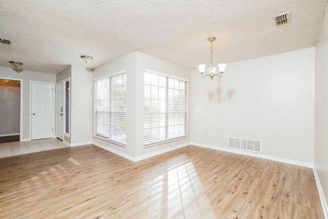 Building Photo - 2677 Aberdeen Ct