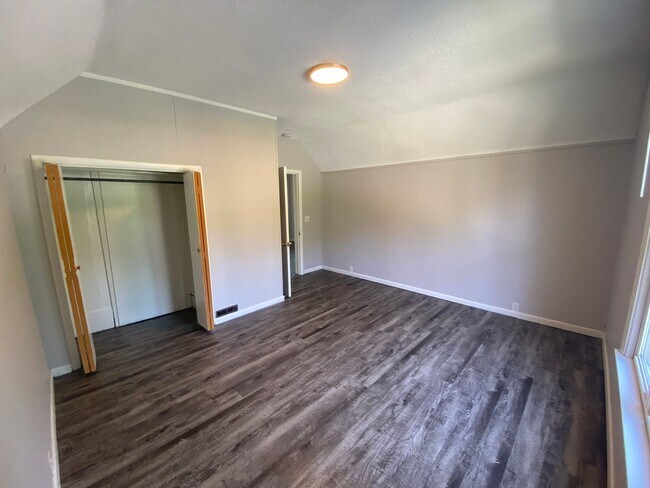 Foto del edificio - 1 Bed / 1 Bath Upstairs Unit with Private Balcony – Riverside Gardens