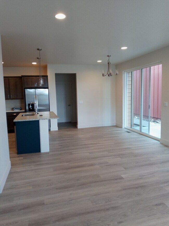 Foto del edificio - 3 Bed 2.5 Bath in Belgrade with attached d...