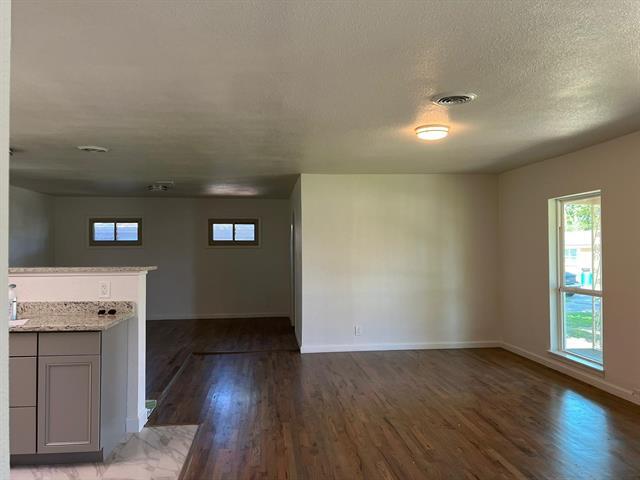 Building Photo - 224 E Oak Dr