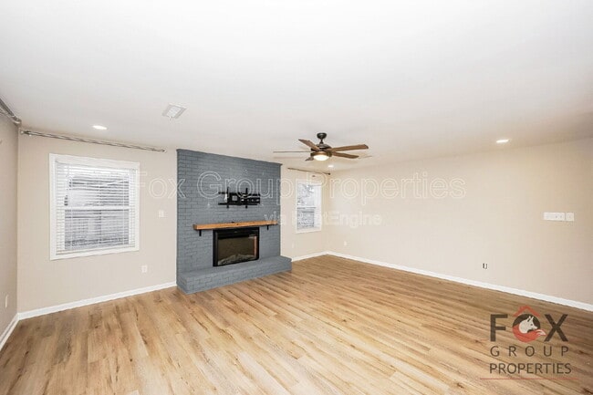 Building Photo - 305 Camelot Dr