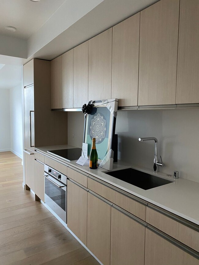 Building Photo - Nexus Condo 1B+1B+1 Den