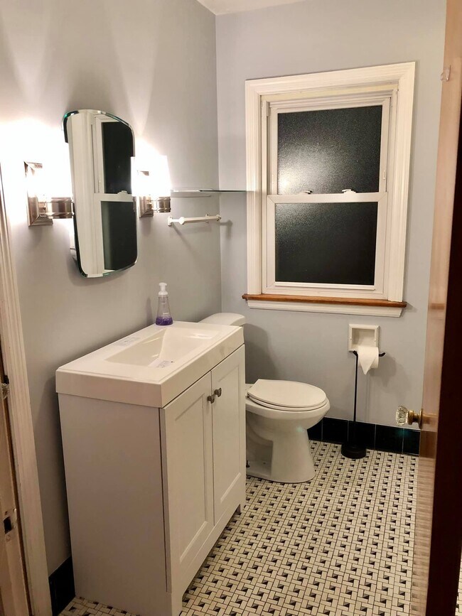 Full Bath (bathtub/shower not shown) - 9610 S Homan Ave