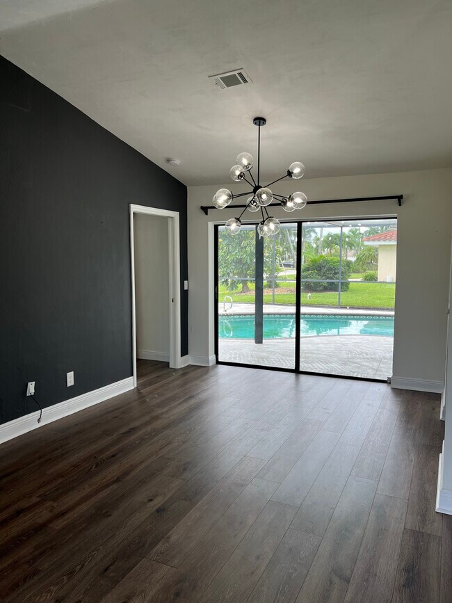 Creation/dining area with access to the pool. - 2316 Everest Pky