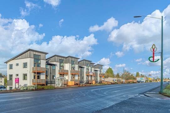 Foto principal - 3725 River Rd N