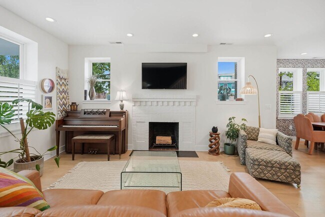 Building Photo - Manor Park Rowhome | 3 Bed | 2.5 Bath | 1,625 Sf | Large Private Front Porch & Rear Deck | 1 Surf...