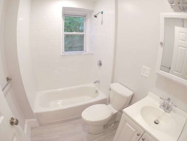 Foto del edificio - Nicely renovated, pet friendly 1 bed unit with in-unit laundry and utilities included!