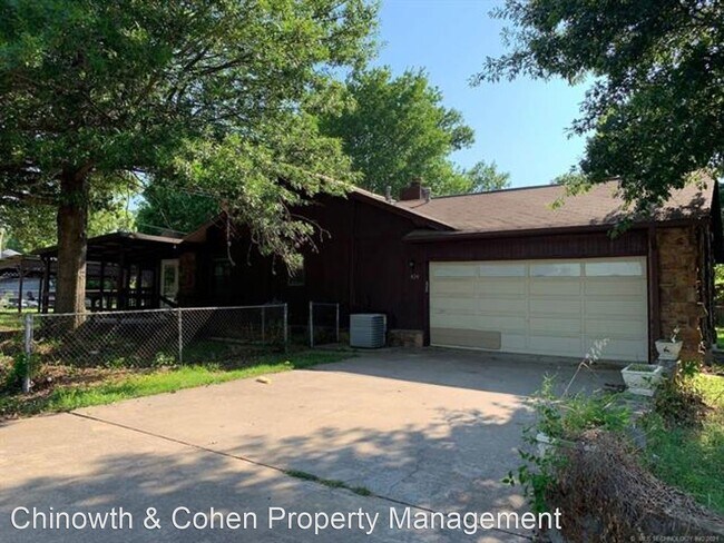 Building Photo - 3 br, 2 bath House - 420 E Maple St