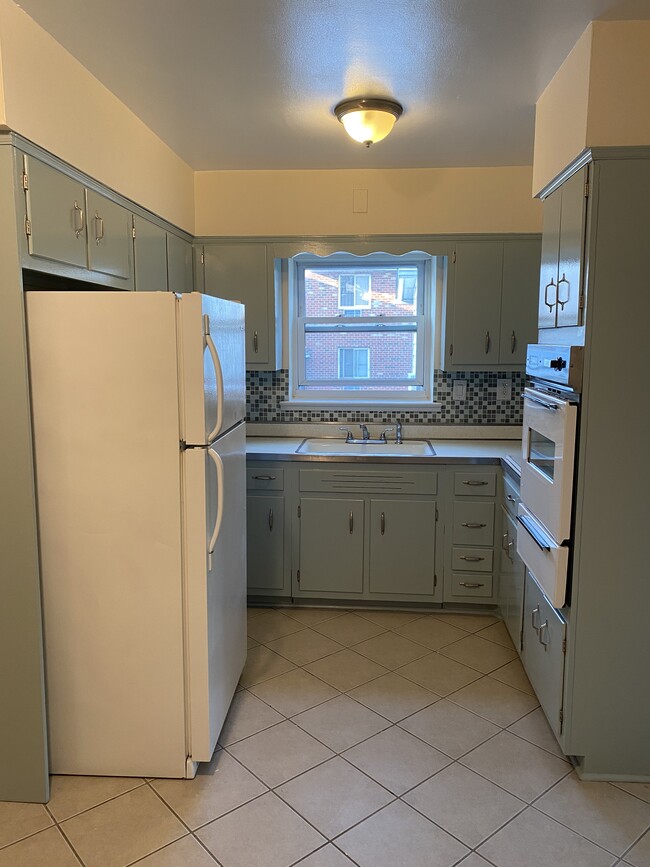 Clean and freshly painted kitchen - 1560 Hutchinson River Pky