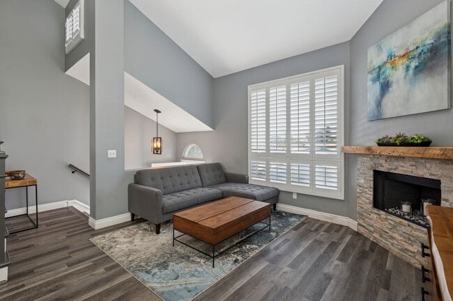 Foto del edificio - Comfortable 2-Bed, 2-Bath Home in Costa Mesa Near Shops, Restaurants & Lifestyle Hotspots