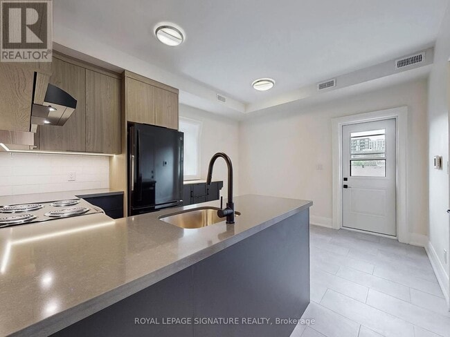 Building Photo - 28 Beaconsfield Ave