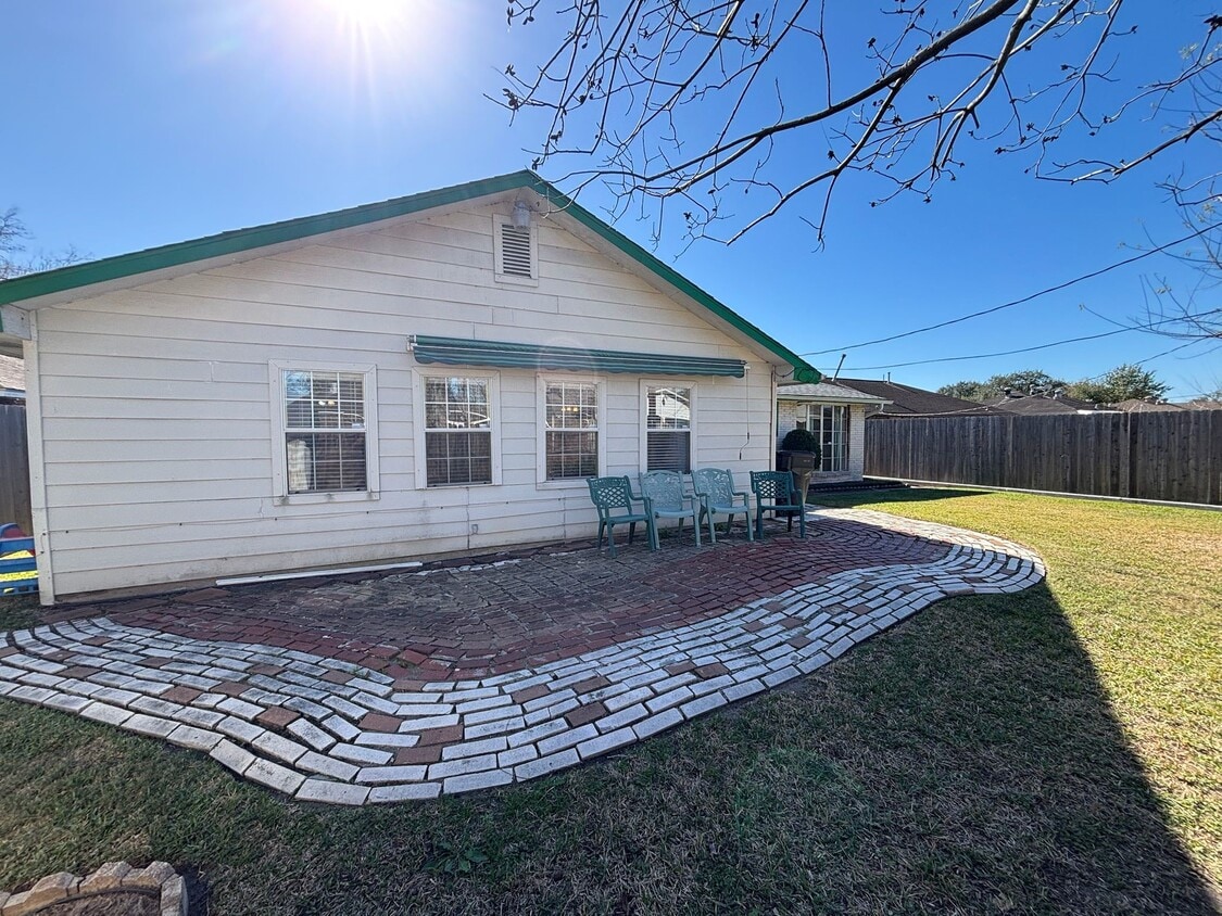 Building Photo - 11018 Sharpview Dr