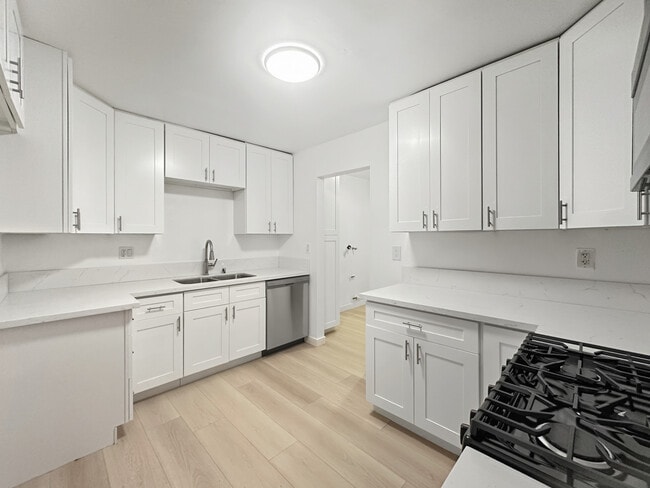 Kitchen - 727 E Tujunga Ave