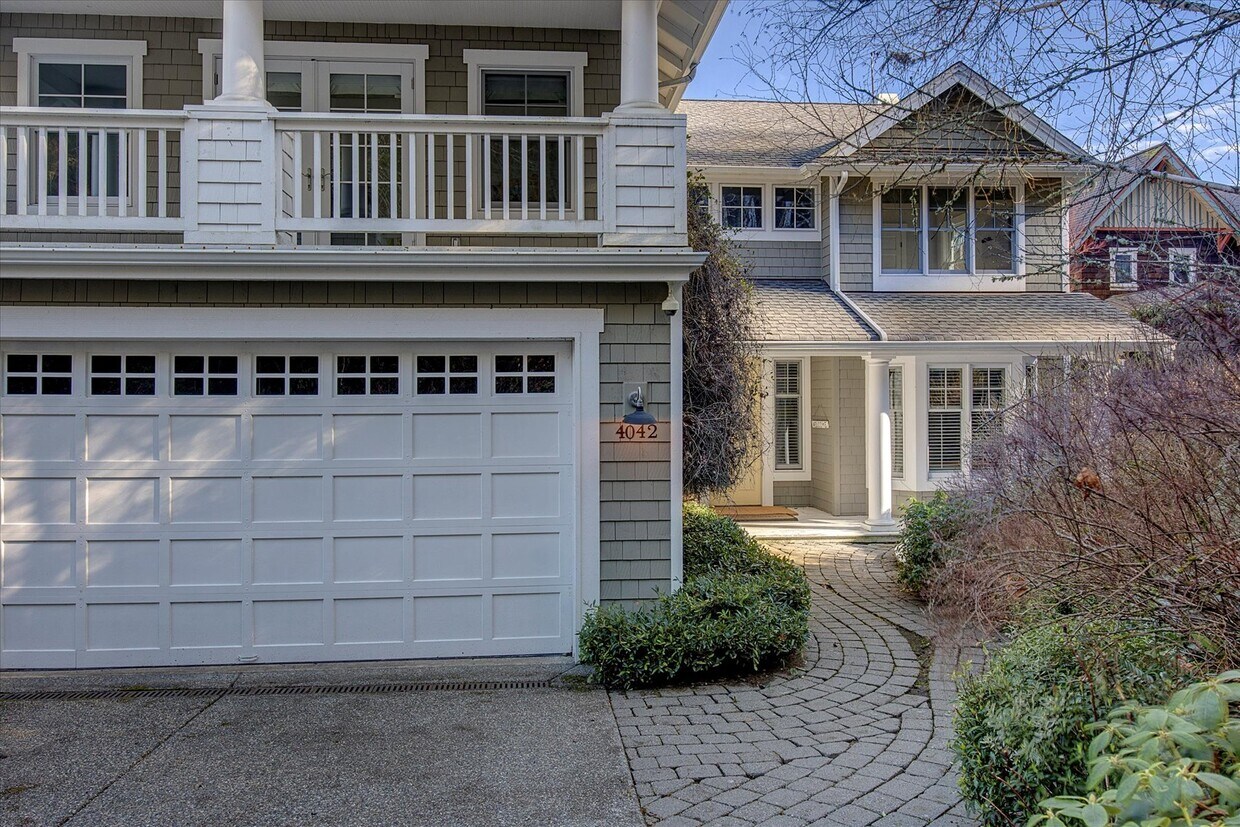 Foto principal - 4042 Rockaway Beach Rd NE