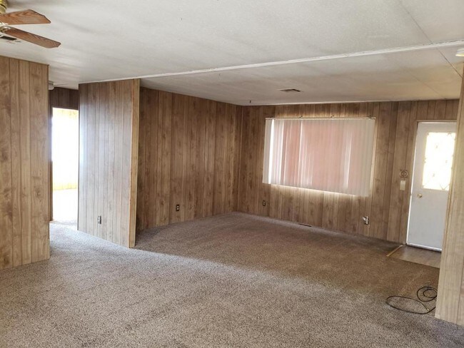 Building Photo - 864 Spruce Ave.