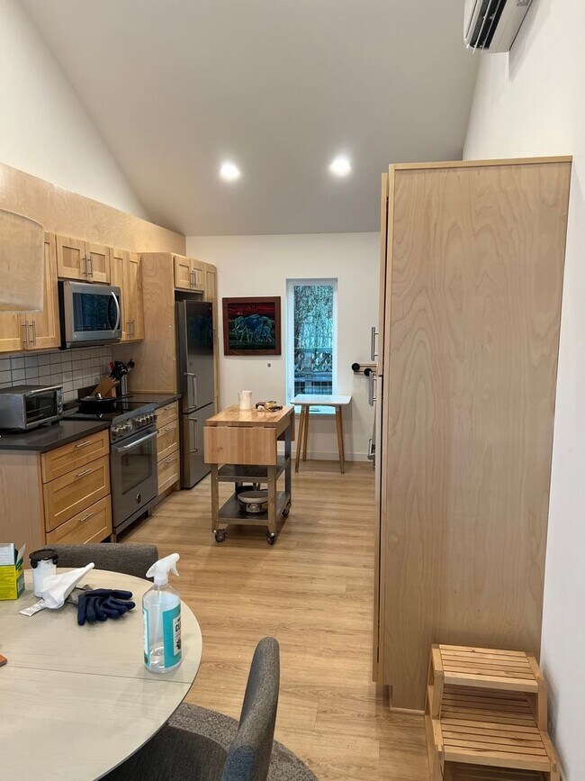 Building Photo - 2 Bedroom Single Family Home in Seattle